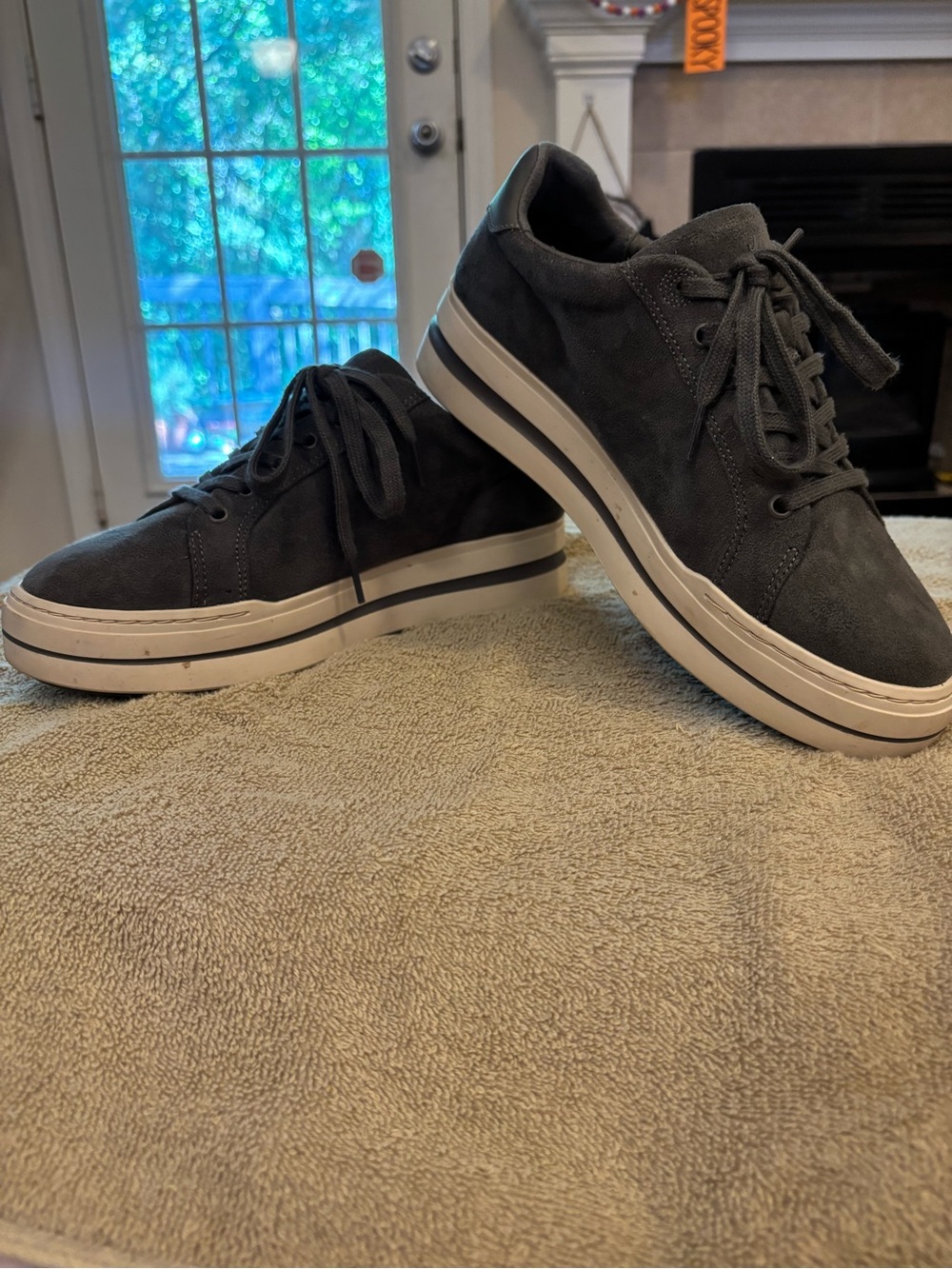 Clarks Dark Gray Suede Low-Top Sneakers - Casual Lace-Up Sz 10W